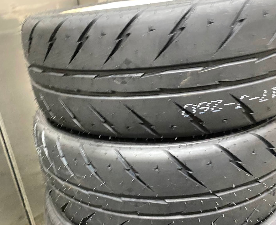 : 香港呔妹 - 24小時上門汽車換呔補呔服務